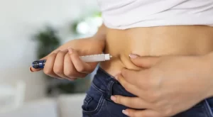 Mulher aplica caneta emagrecedora no abdômen — Foto: Reprodução internet