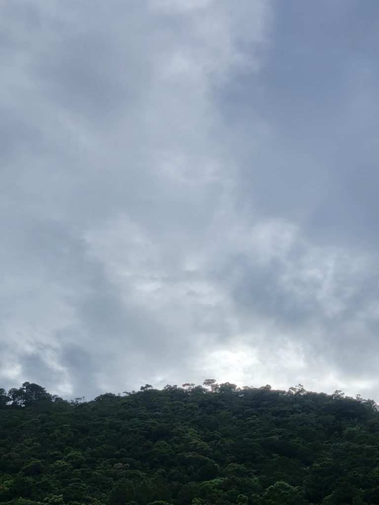Céu encoberto e chance de chuva isolada em Penha e região