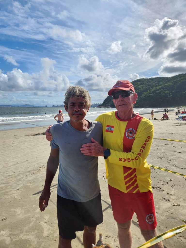 Guarda-vidas salva homem engasgado com pedaço de carne na Praia de São Miguel