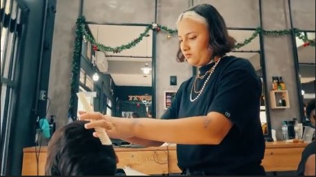 Entre lâminas e sonhos: como Iara Vicente construiu seu lugar na barbearia