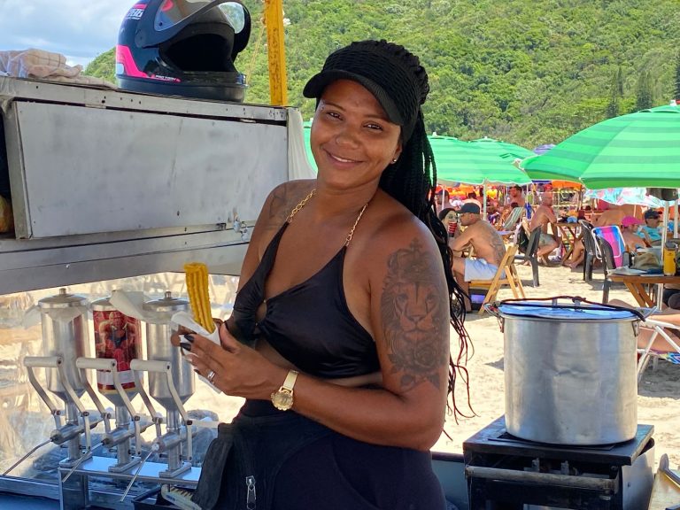 Morena dos churros: o sabor que aquece corações na praia de São Miguel