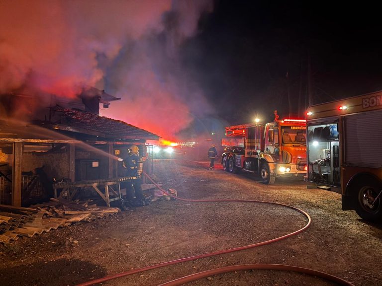 Incêndio atinge fábrica de móveis em Campo Alegre e mobiliza bombeiros da região