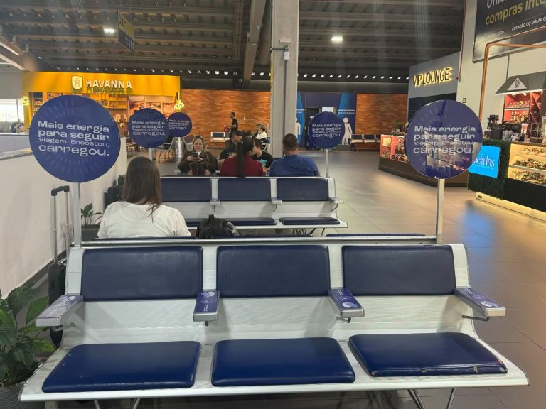 Navegantes é o primeiro aeroporto da Motiva a oferecer carregadores por indução nas longarinas