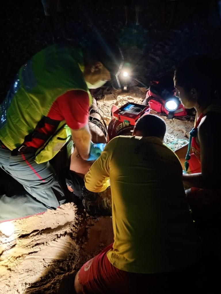 Homem morre após afogamento na Praia da Armação, em Penha