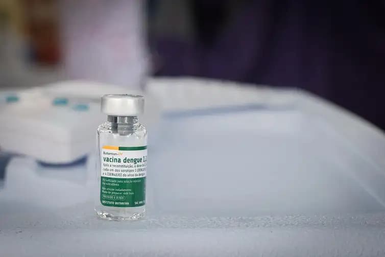 SUS inicia vacinação de profissionais de saúde contra dengue em fevereiro