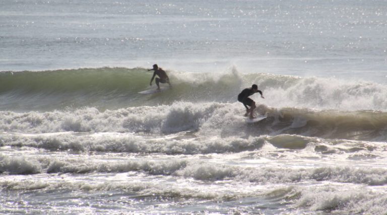 Pé na Areia reúne surf, esporte e música no Molhe do Pontal em Navegantes
