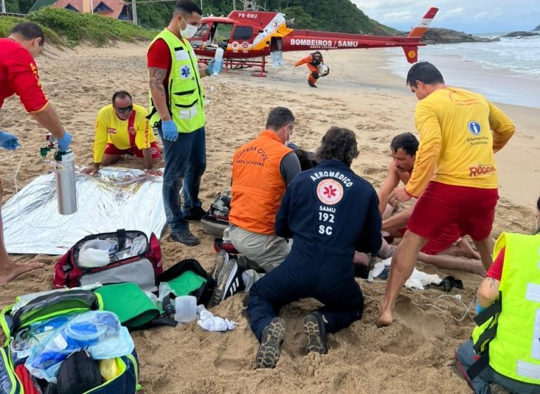 Homem morre após afogamento na Praia do Quilombo, em Penha
