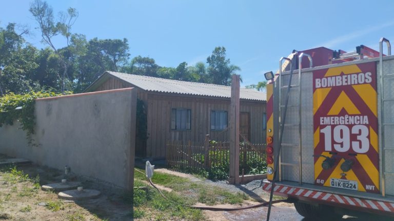 Princípio de incêndio atinge edícula em residência em Barra Velha