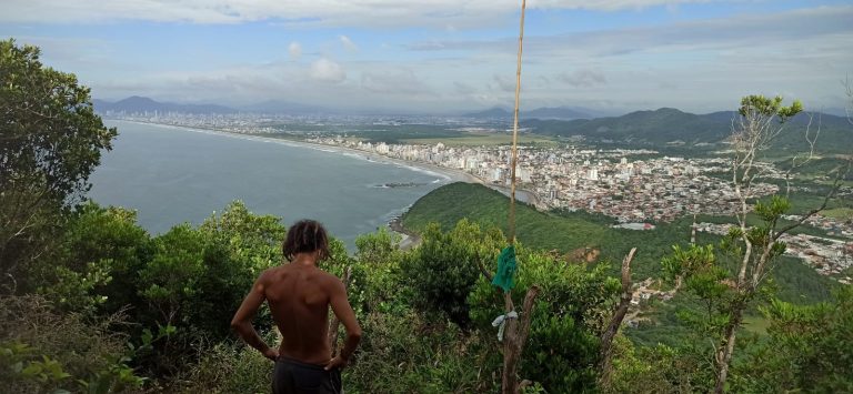 Entre passos e bandeiras, dona Terezinha encontra o céu no alto do Morro da Bandeira