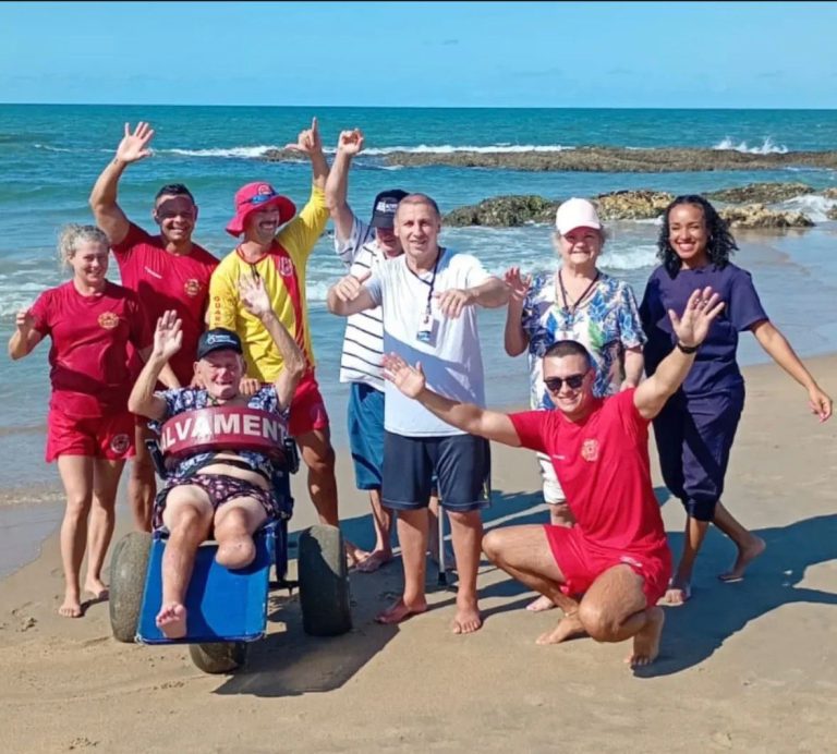 Emoção no mar: idosos de Penha vivem dia de inclusão e alegria na praia