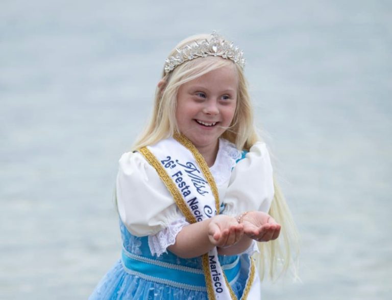 Pietra Grossklags simboliza inclusão como primeira Miss Simpatia da Festa Nacional do Marisco