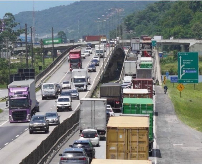 Justiça Federal proíbe bloqueios na BR-101 e acessos portuários em SC