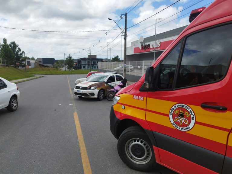 ACIDENTE ENTRE CARRO E MOTO MOBILIZA BOMBEIROS EM ARAQUARI