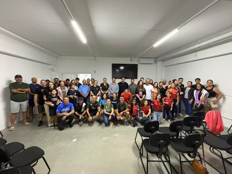 FME assina termos com 34 atletas contemplados pelo Bolsa Atleta 2026 em Penha