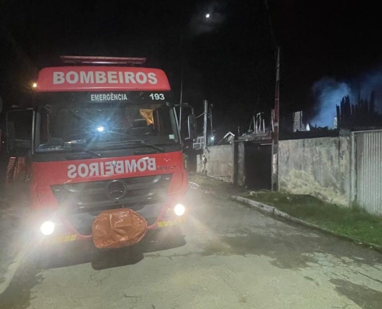 Incêndio destrói residência de dois pavimentos em Balneário Piçarras