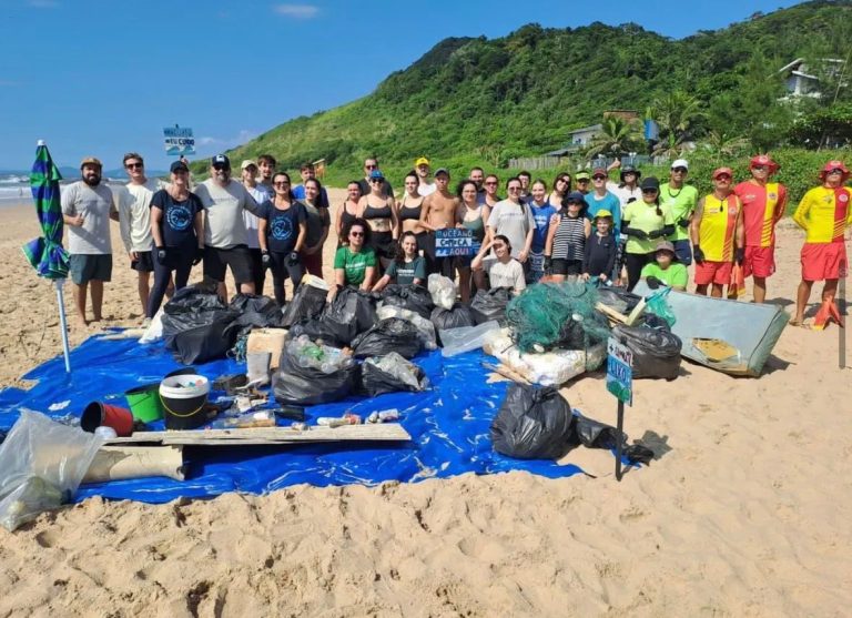 Mutirão de limpeza retira mais de 260 kg de resíduos da Praia Vermelha, em Penha