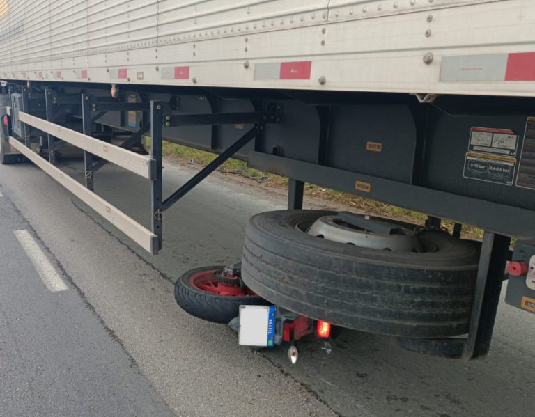 Colisão entre caminhão e motocicleta deixa dois feridos na BR-101 em Itajaí