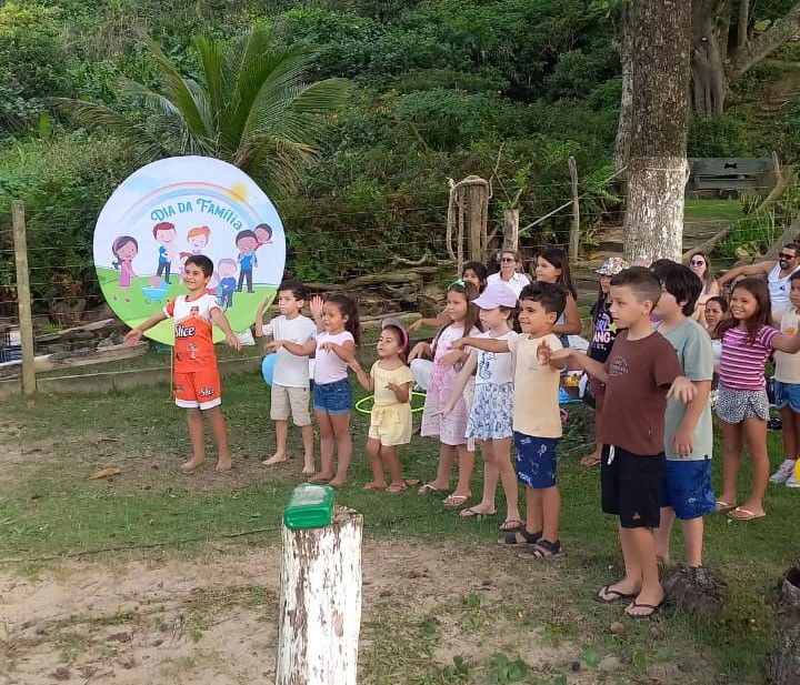 Família e escola unidas à beira-mar fortalecem laços e aprendizado em Penha