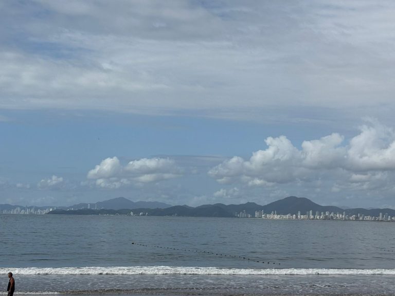 Sol predomina em Penha, mas há chance de chuva com trovoadas à tarde
