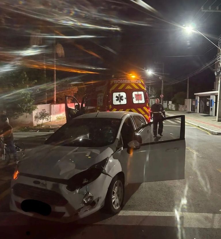 Colisão entre carro e scooter elétrica deixa dois feridos no Centro de Navegantes