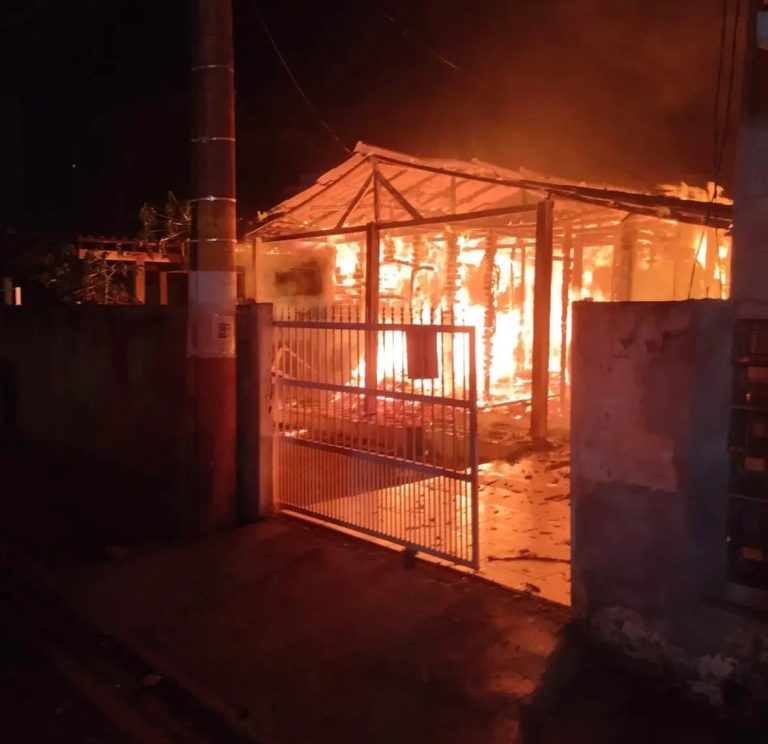 Incêndio Destrói Residência em Reforma no Centro de Navegantes