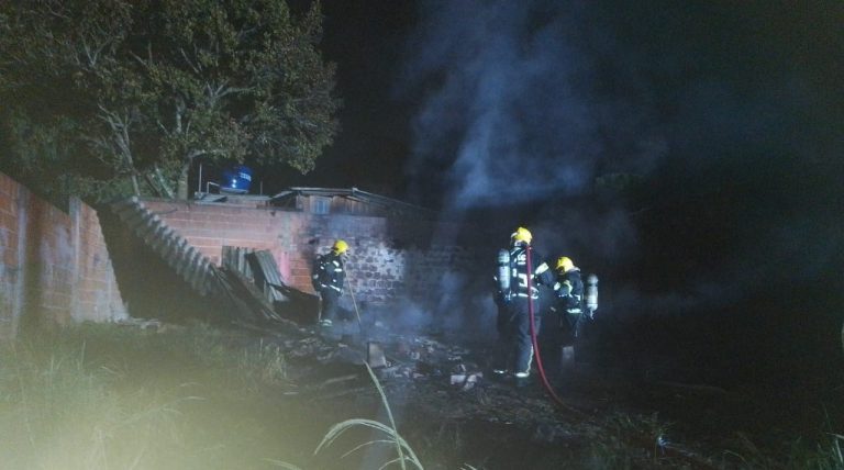 Incêndio destrói imóvel abandonado na Praia Alegre, em Penha
