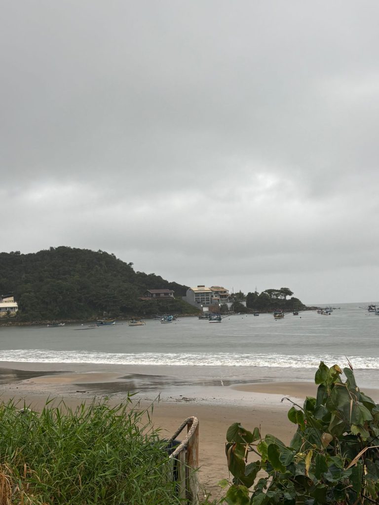 Frente fria muda o tempo e traz risco de chuva para Penha neste domingo