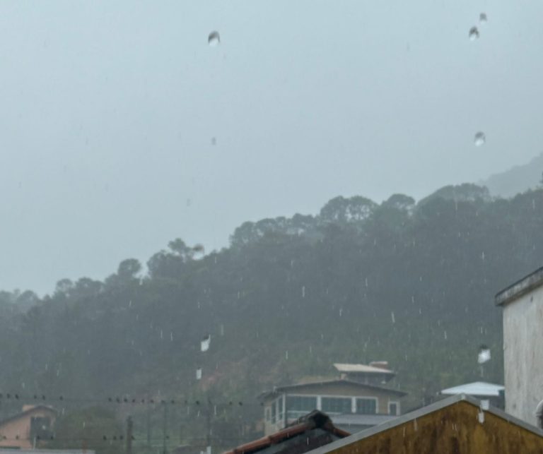 Quarta-feira sob alerta: frente fria mantém chuva e risco de temporais no Litoral Norte de SC