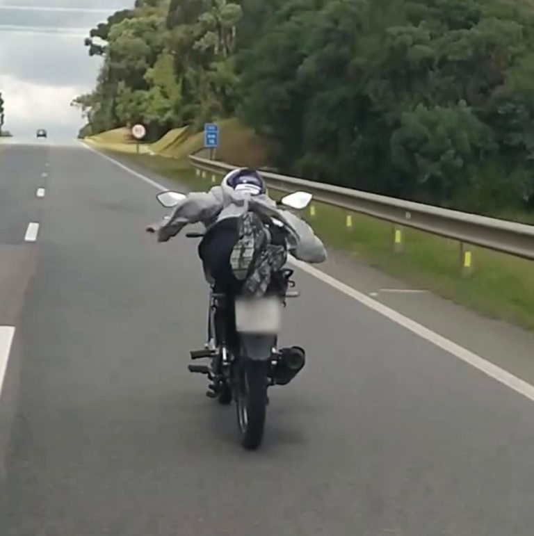 Motociclista é flagrado fazendo manobra “Superman” e tentando esconder placa na BR-116