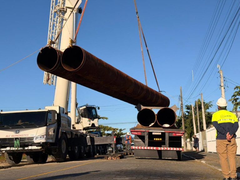 Tubulações chegam a Navegantes para etapa de obras de alargamento da Praia do Gravatá