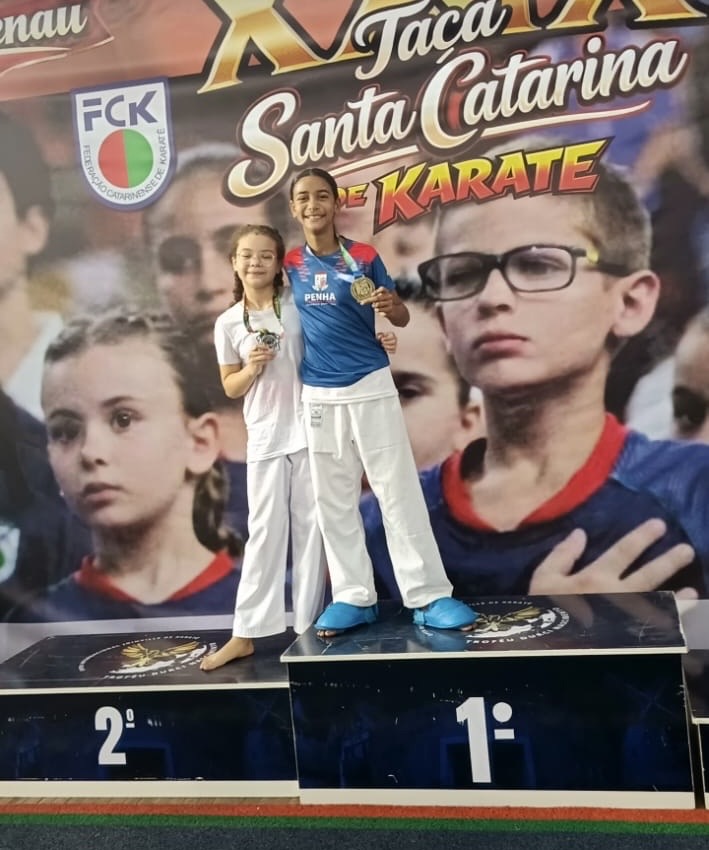 Orgulho no Tatame: Jovens Caratecas de Penha Conquistam Ouro e Prata no Estadual