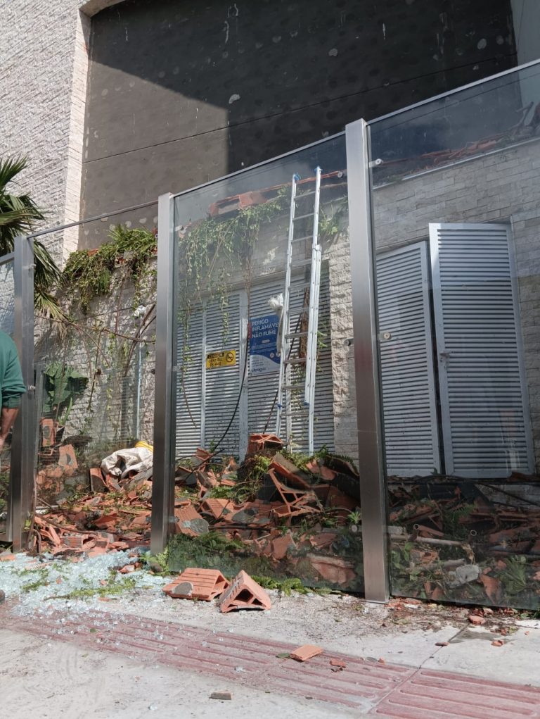 Trabalhador fica ferido após queda e desabamento de muro em Itajaí