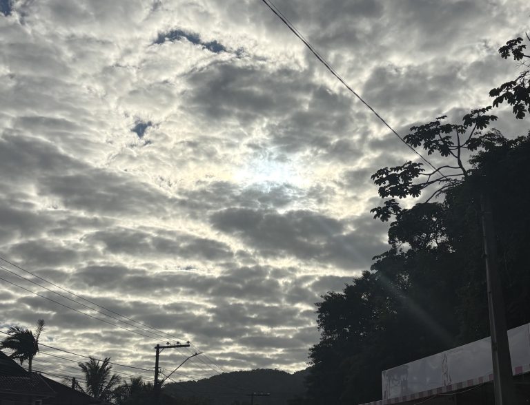 Sexta-feira terá sol entre nuvens e tempo firme em Penha e região