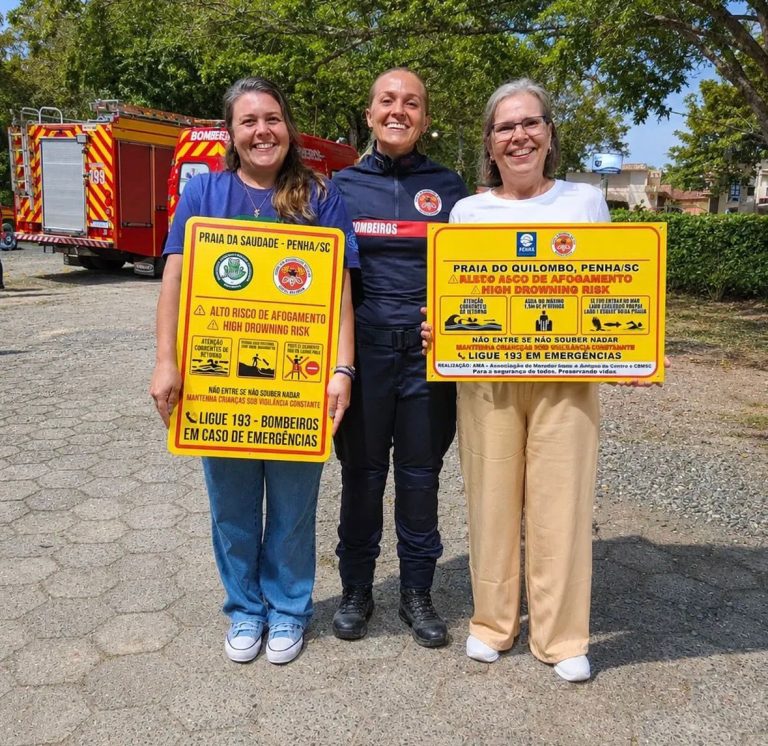 Bombeiros instalam placas de orientação em praias de Penha para reforçar segurança de banhistas
