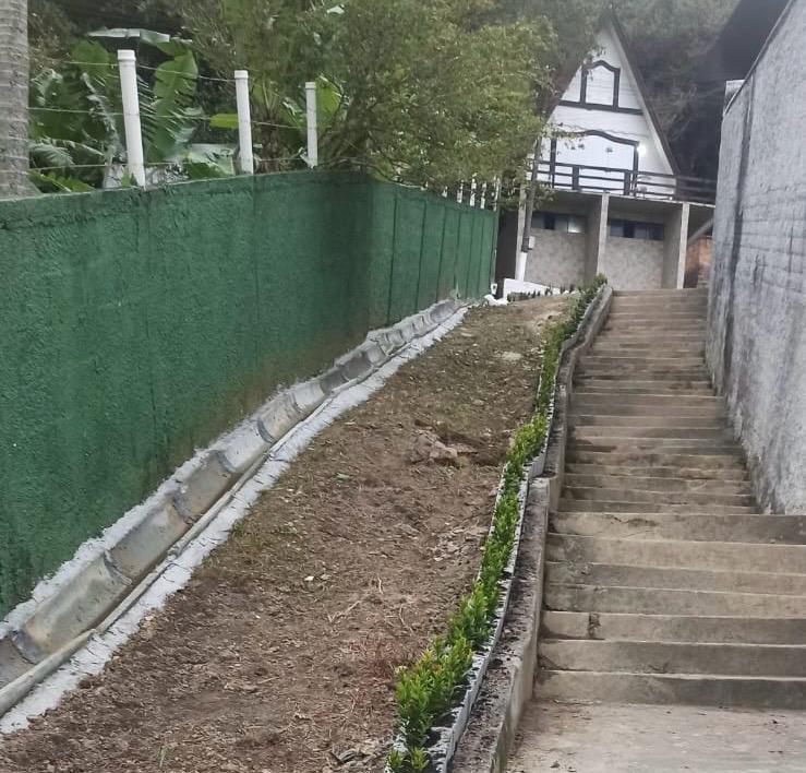 Moradores se unem para revitalizar escadaria na Praia de São Miguel, em Penha