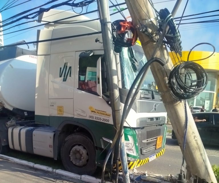 Caminhão carregado com combustível colide contra poste em Itajaí