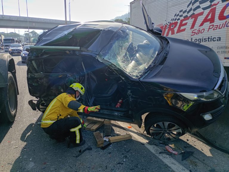 Engavetamento seguido de capotamento deixa feridos na BR-101 em Penha