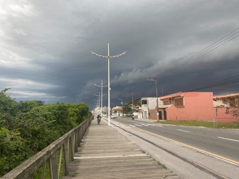 Defesa Civil emite alerta de tempestade severa com risco de vendaval e granizo para Navegantes e Penha