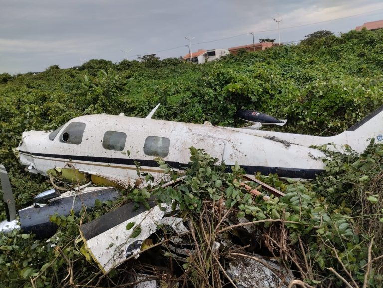 Avião de pequeno porte cai na restinga da praia de Navegantes