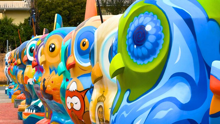 Navegantes recebe 20 esculturas gigantes de corujas após edição do Coruja Parade