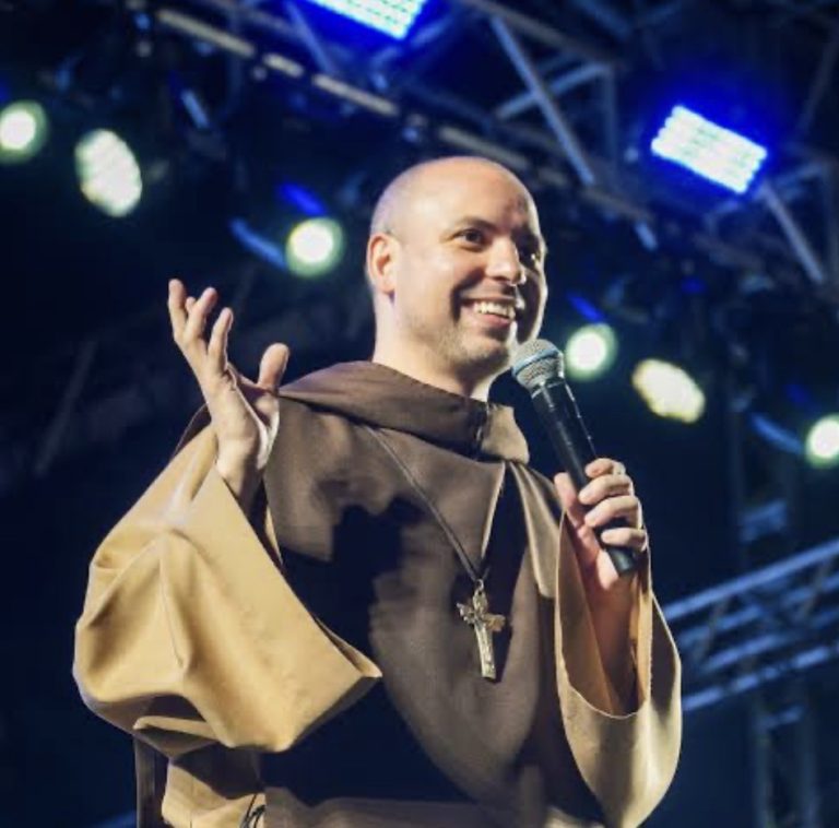 Frei Gilson pode se apresentar em Balneário Camboriú na abertura do Natal 2026