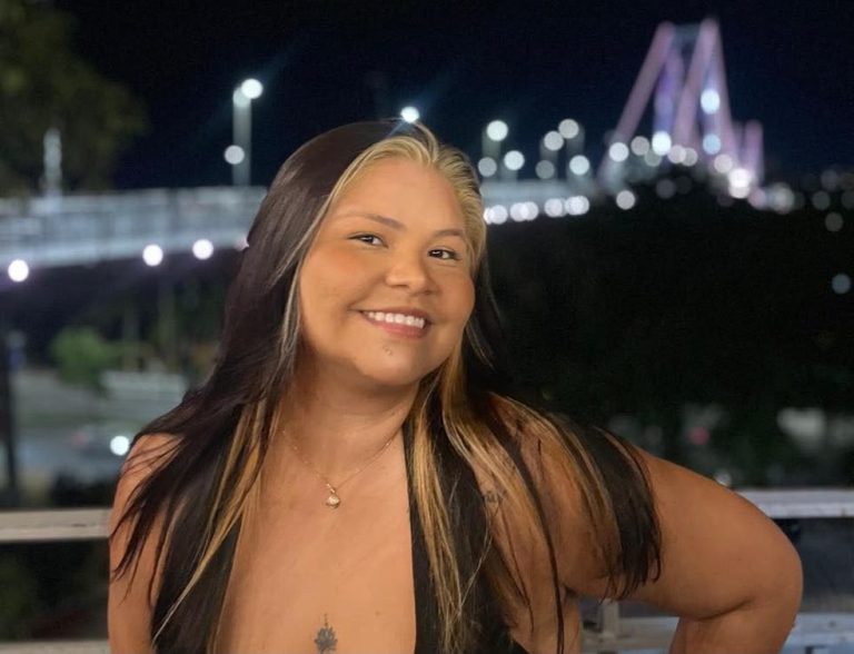 Vendedora morre após carro avançar sinal e atingir moto de aplicativo em Florianópolis; motorista fugiu