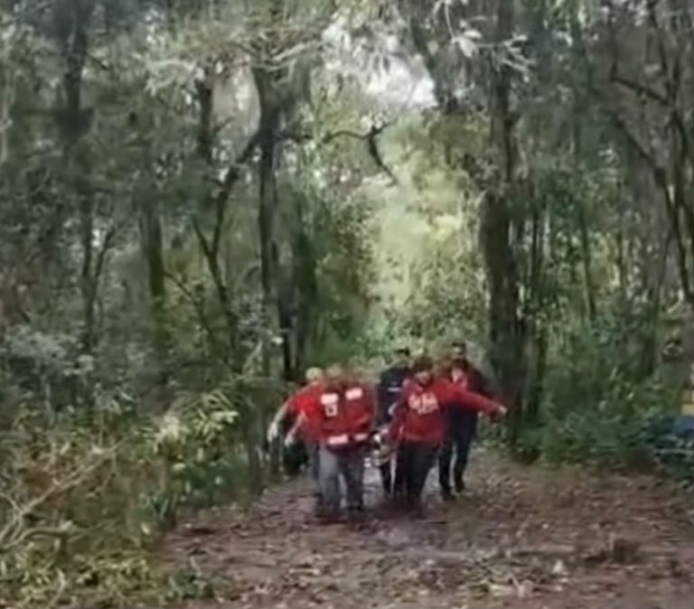 Homem é encontrado morto em área de difícil acesso na Praia do Bananal, em Penha