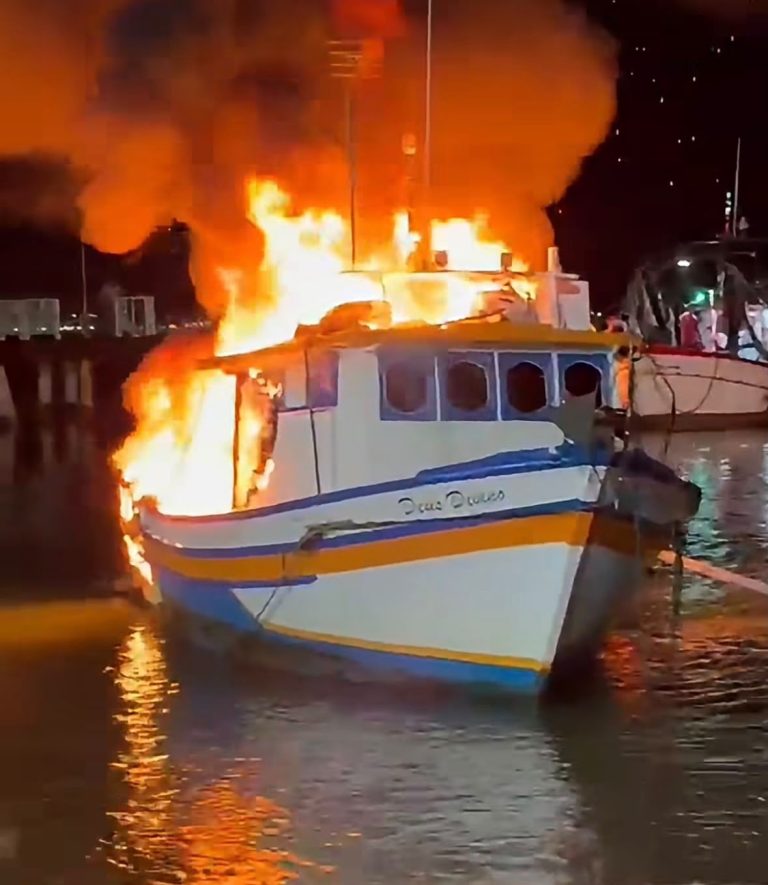 Incêndio em embarcação mobiliza moradores, pescadores e voluntários em Penha