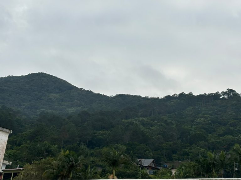 Tempo segue firme, mas litoral pode ter chuviscos isolados nesta quinta-feira em Penha, Navegantes e região