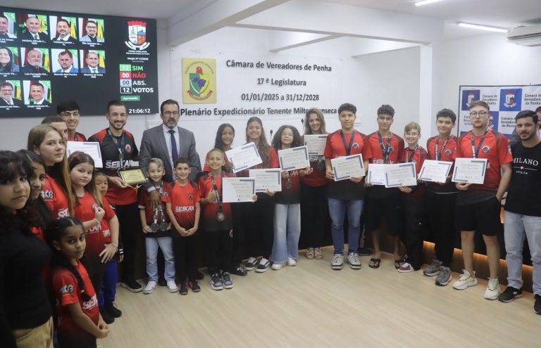 Câmara de Penha aprova projetos e homenageia equipe de karatê por conquistas esportivas