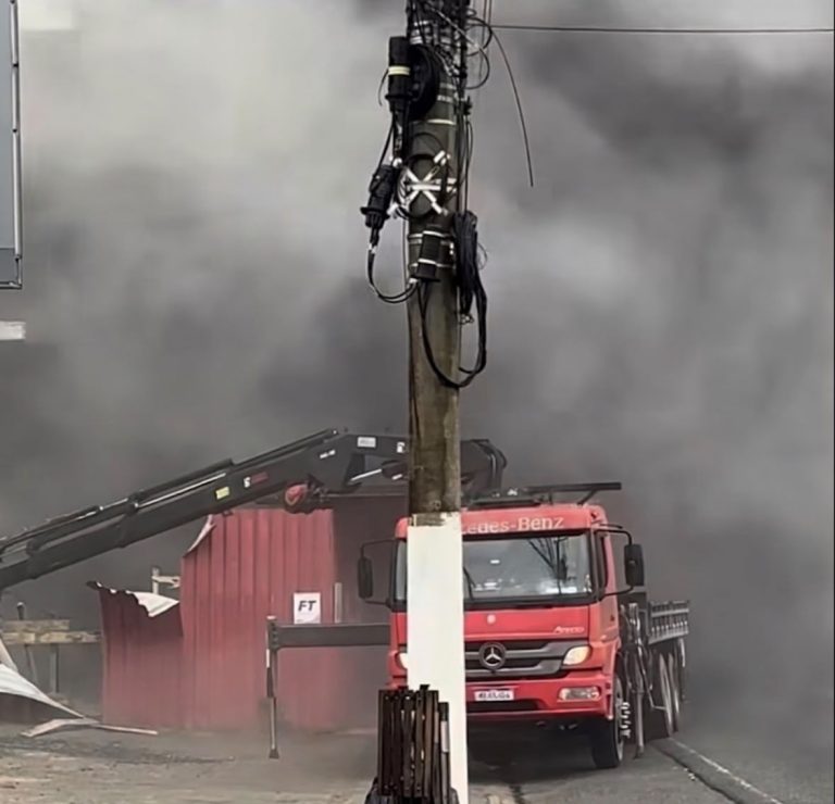 Incêndio mobiliza equipes dos Bombeiros em obra de prédio em Balneário Piçarras