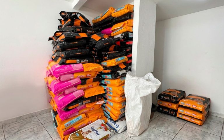 Penha recebe 2,5 toneladas de ração para cães e gatos; distribuição começa em outubro
