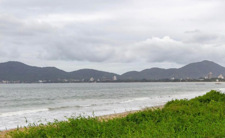 Frente fria muda o tempo em Penha e região; frio aumenta e sol deve voltar nos próximos dias