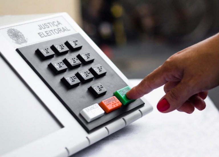 Eleitores não podem ser presos a partir das 17h desta terça-feira (29); entenda a regra